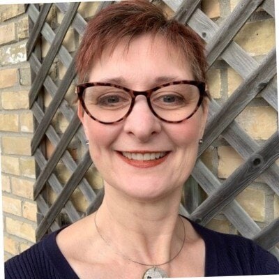 Headshot of Kate Arms