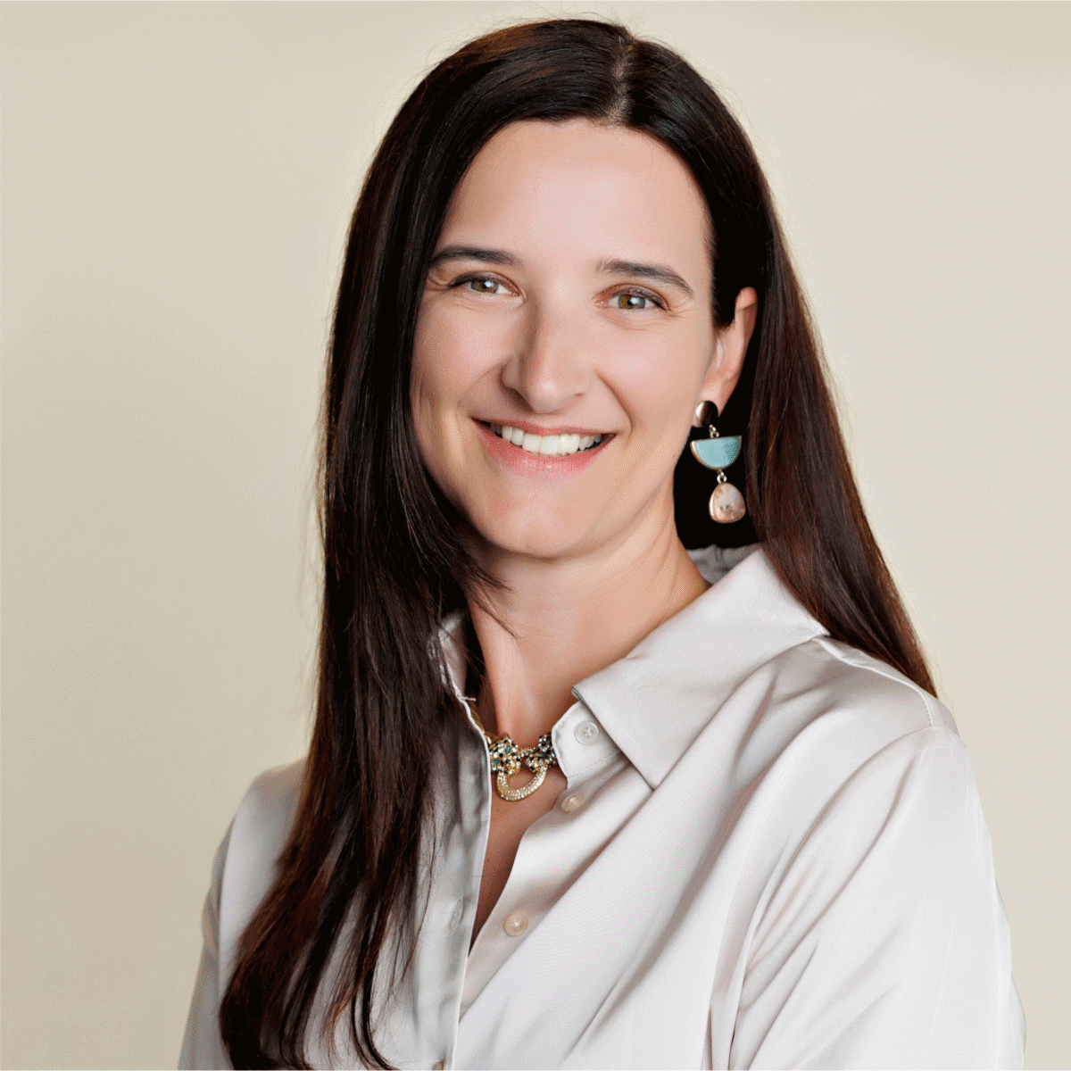 Hélène + Thériault, MCC, author + speaker with the International Coaching Federation. Known for more than two decades of experience in healthcare, Thériault has trained thousands of professionals worldwide.